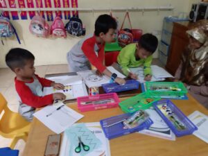 Beberapa-anak-sedang-di-observasi-oleh-calon-gurunya