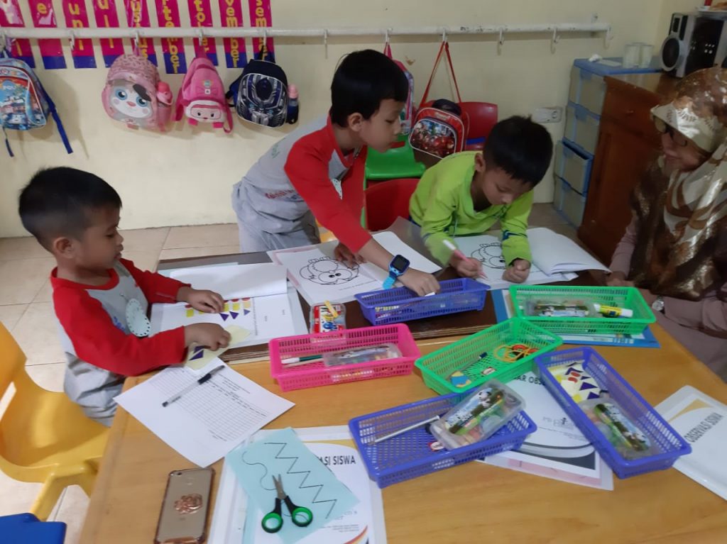 Beberapa-anak-sedang-di-observasi-oleh-calon-gurunya