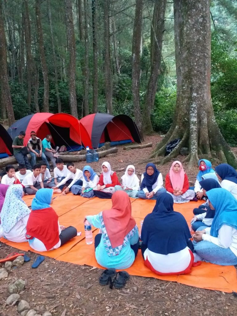 Duduk-di-sekitar-tenda