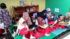 Kegiatan-membacakan-buku-untuk-anak-di-PG-dan-TKIT-Permata-Bunda