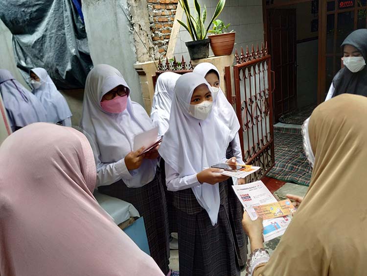 Membagikan kupon ke warga